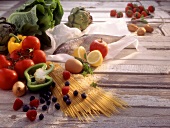 Stillleben mit Gemüse, Beeren, Nudeln, Reis, Ei und Fisch
