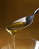 Honey running from a teaspoon