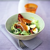 Blattsalat mit Bohnen, Wachteleiern und Bresaola-Schinken