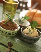 Couscous-Salat auf Tabbouleh-Art mit arabischen Saucen