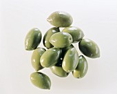 Ein Haufen grüne Oliven