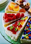 Candyman-Torte (Torte mit Süssigkeiten dekoriert)