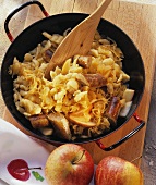 Pan-cooked cabbage, home-made noodles, sausages & apples