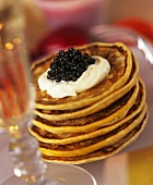 Pancakes mit Kaviar und Creme fraiche