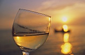 Ein Glas Wein, Hintergrund: Sonnenuntergang