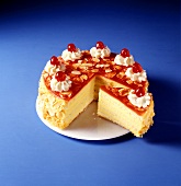 Biskuit-Buttercreme-Torte mit Kirschguss & Belegkirschen