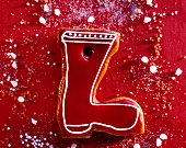 Baumschmuck: Stiefel aus Lebkuchenteig mit roter Zuckerglasur