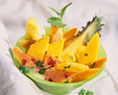 Exotischer Fruchtsalat mit Mangos, Ananas und Papaya