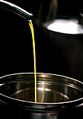 Das junge Olivenöl fliesst aus dem Zentrifugenrohr