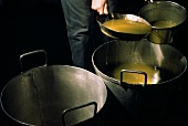 Ölivenölherstellung : Olivenöl abschöpfen