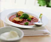 Tomatensuppe mit Käsebaguette und Basilikum