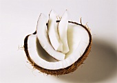 Kokosnusshälfte und Kokosnussstücke