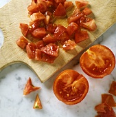 Enthäutete Tomaten klein schneiden