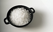 Grobes Salz in einem Schälchen