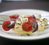 Grilled cheese kebabs with onions and tomatoes