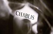 Gläser werfen Schatten auf Chablis-Schriftzug, Burgund