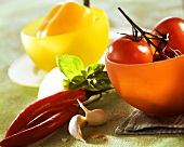 Stillleben mit Paprika, Chillies, Tomaten und Knoblauch