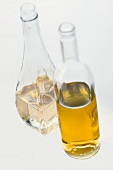 Essig und Öl in zwei Glasflaschen