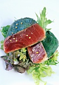Thunfisch in Basilikumblättern auf Salat