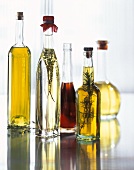 Stillleben mit verschiedenen Ölsorten und Essig