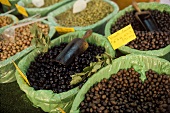 Eingelegte Oliven in Behältern auf dem Markt