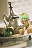 Stillleben mit arabischer Teekanne und Teegläsern
