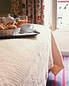 Frühstückstablett auf Bettkante in einem Pariser Hotel