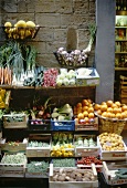 Gemüse in Steigen an einem Verkaufsstand (in Deutschland)