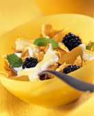 Cornflakes mit Joghurt, Mirabellen und Brombeeren