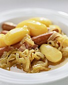 Weisskohleintopf mit Kartoffeln und Würstchen