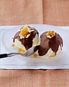 Tartuffo (vanilla ice cream with chocolate glaze & praline)