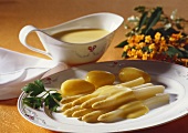 White asparagus with hollandaise sauce and potatoes