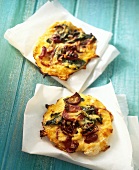 Mini-pizza with red onions, ramsons (wild garlic) & fontina