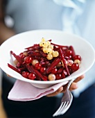 Red- and white currant and beetroot salad