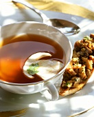 Consommé di fagiano (Consomme vom Fasan mit Steinpilz)