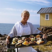 Blond woman with Smore Brod on tray