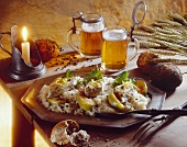 Seelachsfilet mit Sauerkraut auf rustikal gedecktem Tisch