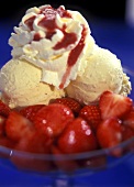 Strawberry sundae (vanilla ice cream, strawberries, cream)