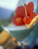 Blue Hawaii (Drink mit Curacao, Ananassaft & Kokosmilch)