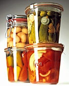 Vier Gläser mit eingeletem Gemüse