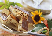 Quarkkuchen mit Rosinen und Schokoladenüberzug, Stücke