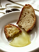 Olivenöl mit zwei Scheiben Brot