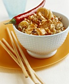 Spicy rice with turkey, dates and bananas