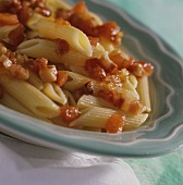 Penne alla diavola (Penne mit Tomaten, Chili & Speck)