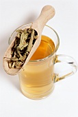 Tee aus Zitronenverbene (Lippia citriodora)