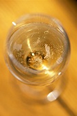 Ein Glas Dom Perignon Epernay (von oben)