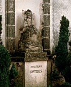 Statue an der Mauer des Château Pétrus, Pomerol, Bordeaux