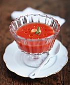Kalte Tomatensuppe mit Mozzarella