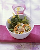 Zucchini-Melonen-Salat mit Möhren, Mais & Putenbrust