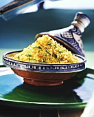 Gemüse-Couscous, serviert in marokkanischer Tajine